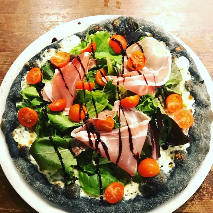 Pizza pâte noire — Pizza des Plans, Carros
